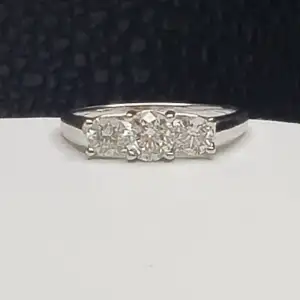 14K White Gold Ring w/ 1 ctw Natural Diamonds, 3-Stone Design, Sz 8.5 B18-4